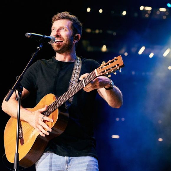 TUNE-IN: Brett Eldredge Set To Hold  Acoustic Sing-Along During “CMT Campfire Sessions”